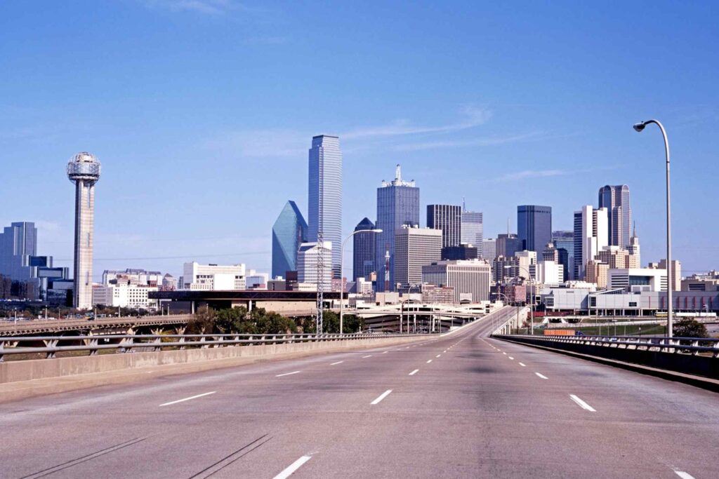 Una autopista que conduce a Dallas, lo que ilustra lo peligrosas que son las carreteras en Dallas.