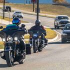 Los motociclistas que circulan por una carretera panorámica se preguntan: ¿es legal circular entre los carriles en Texas?