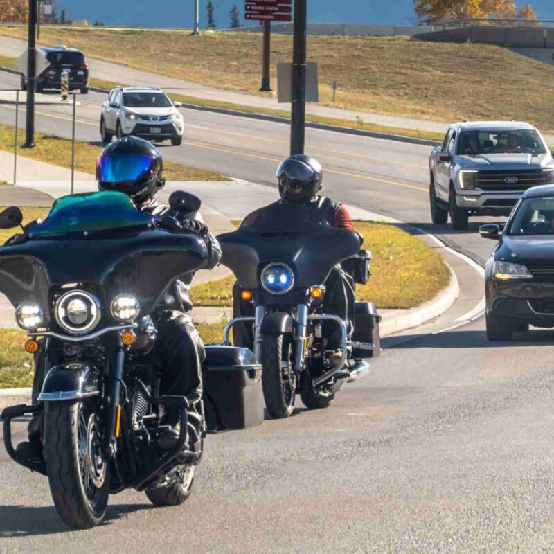 Los motociclistas que circulan por una carretera panorámica se preguntan: ¿es legal circular entre los carriles en Texas?