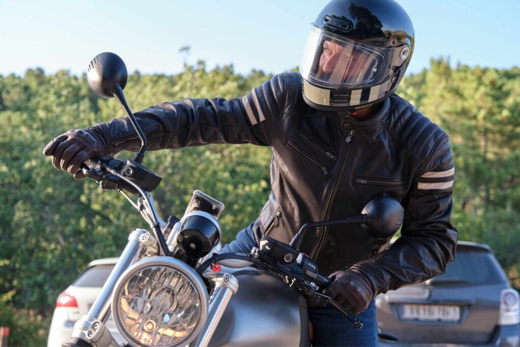 Un motociclista que cumple con las leyes de Texas sobre el uso del casco.