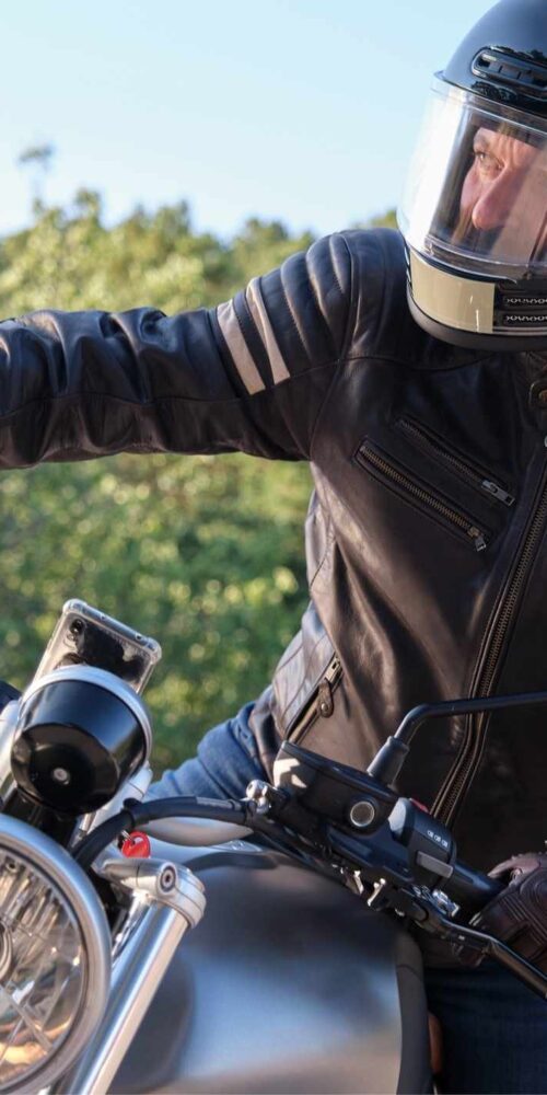 Un motociclista que cumple con las leyes de Texas sobre el uso del casco.