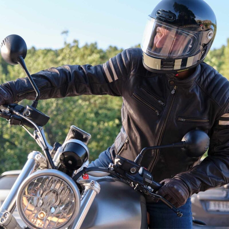 Un motociclista que cumple con las leyes de Texas sobre el uso del casco.